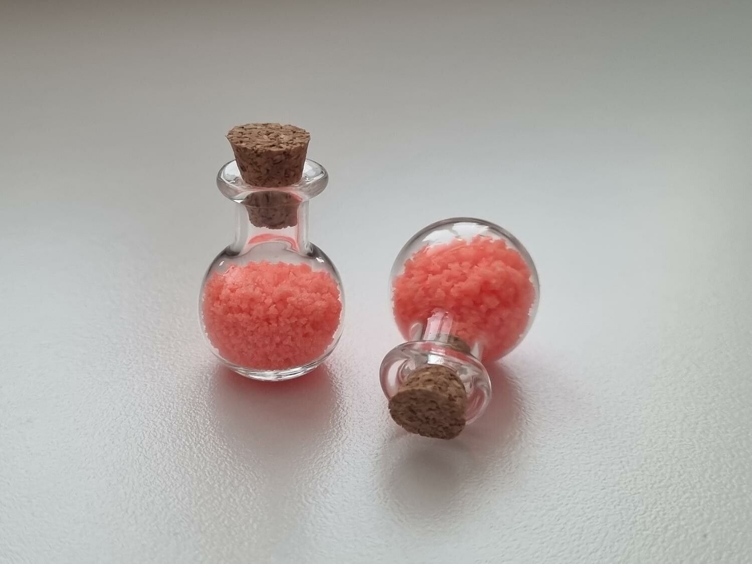 2 st små glasflaskor, flaskor med kork miniatyrer glasburkar