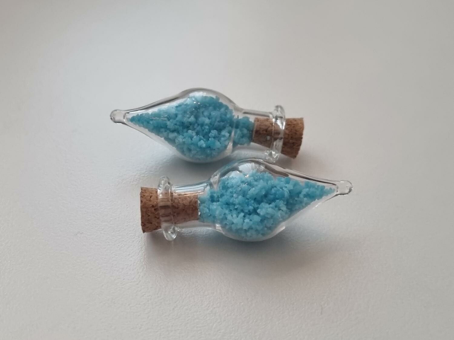 2 st små glasflaskor, flaskor med kork miniatyrer glasburkar