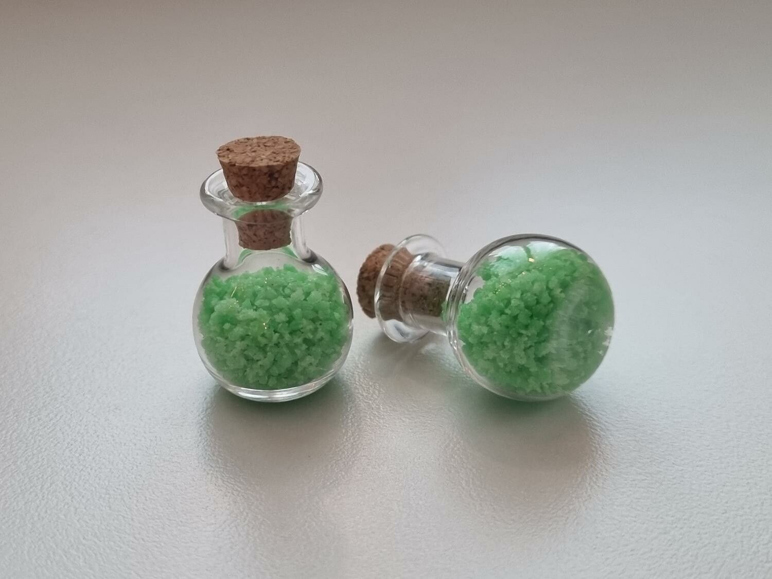 2 st små glasflaskor, flaskor med kork miniatyrer glasburkar