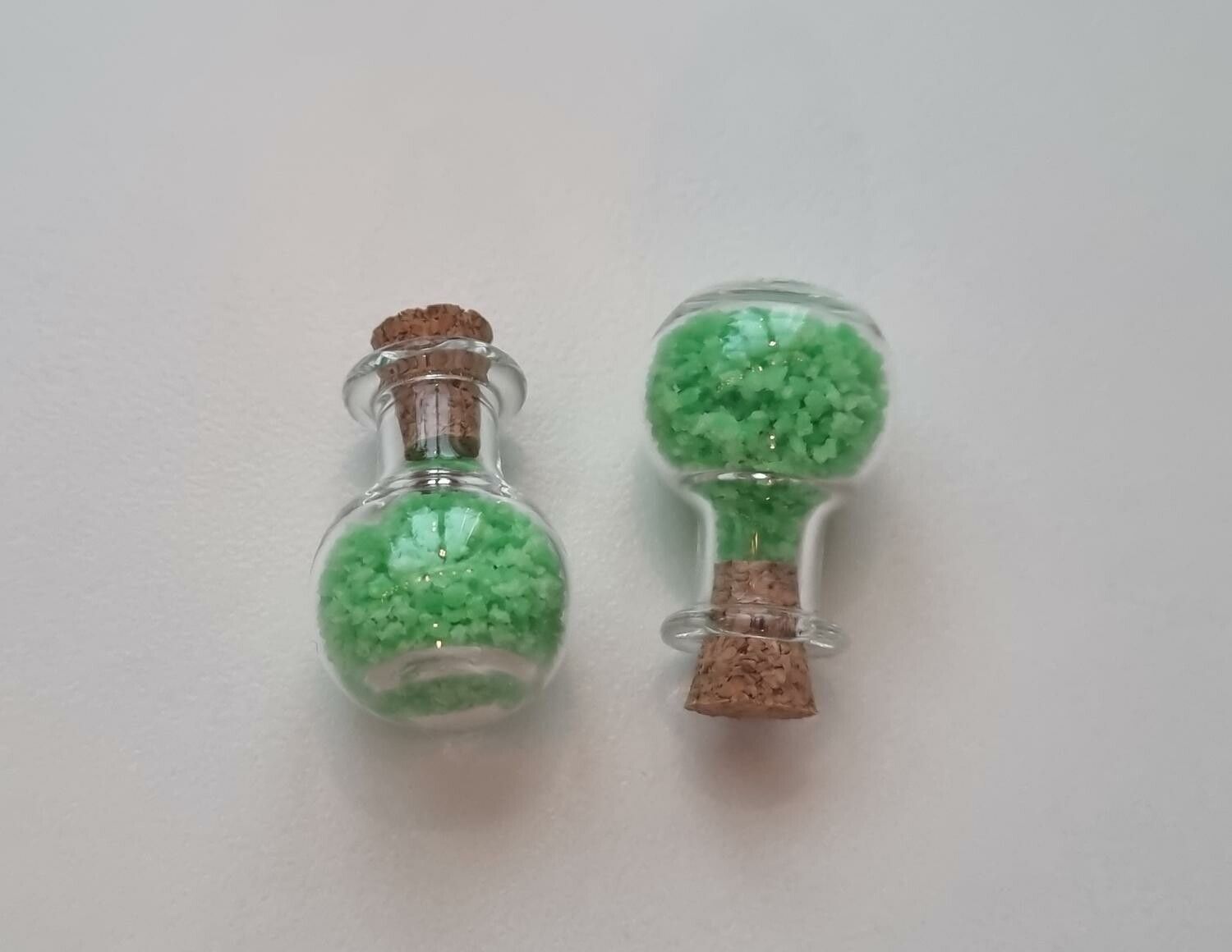 2 st små glasflaskor, flaskor med kork miniatyrer glasburkar