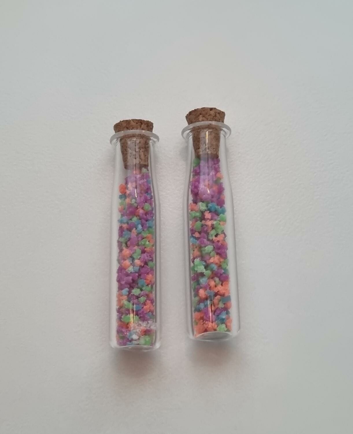 2 st små glasflaskor, flaskor med kork miniatyrer glasburkar