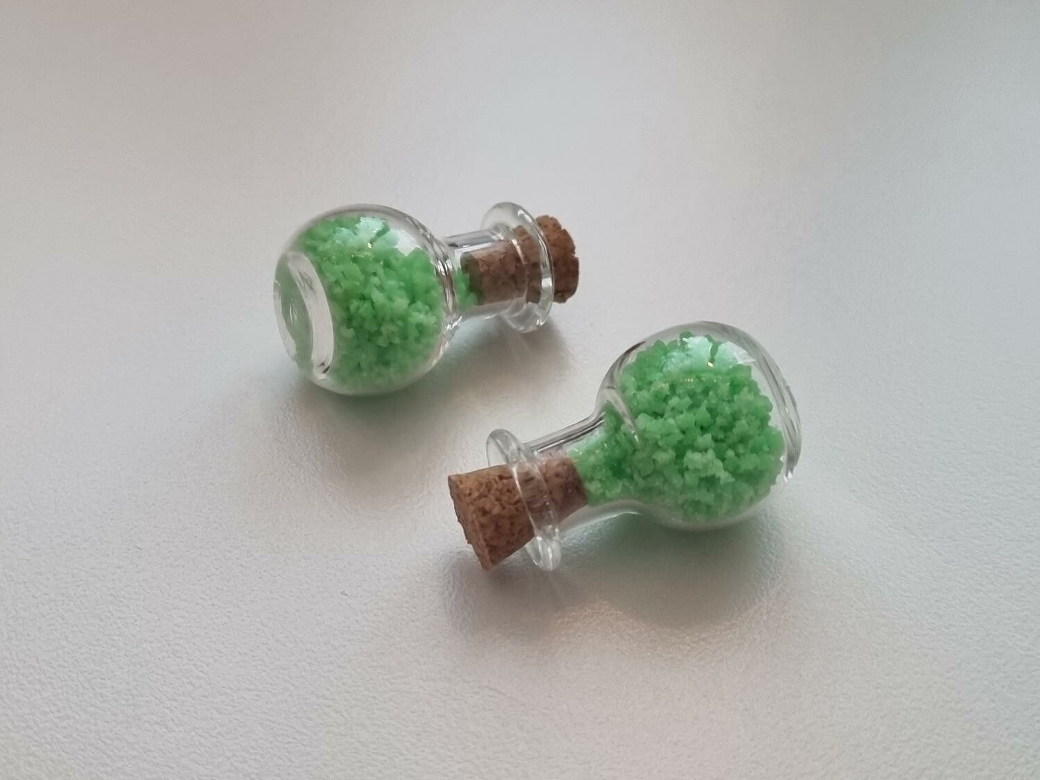 2 st små glasflaskor, flaskor med kork miniatyrer glasburkar