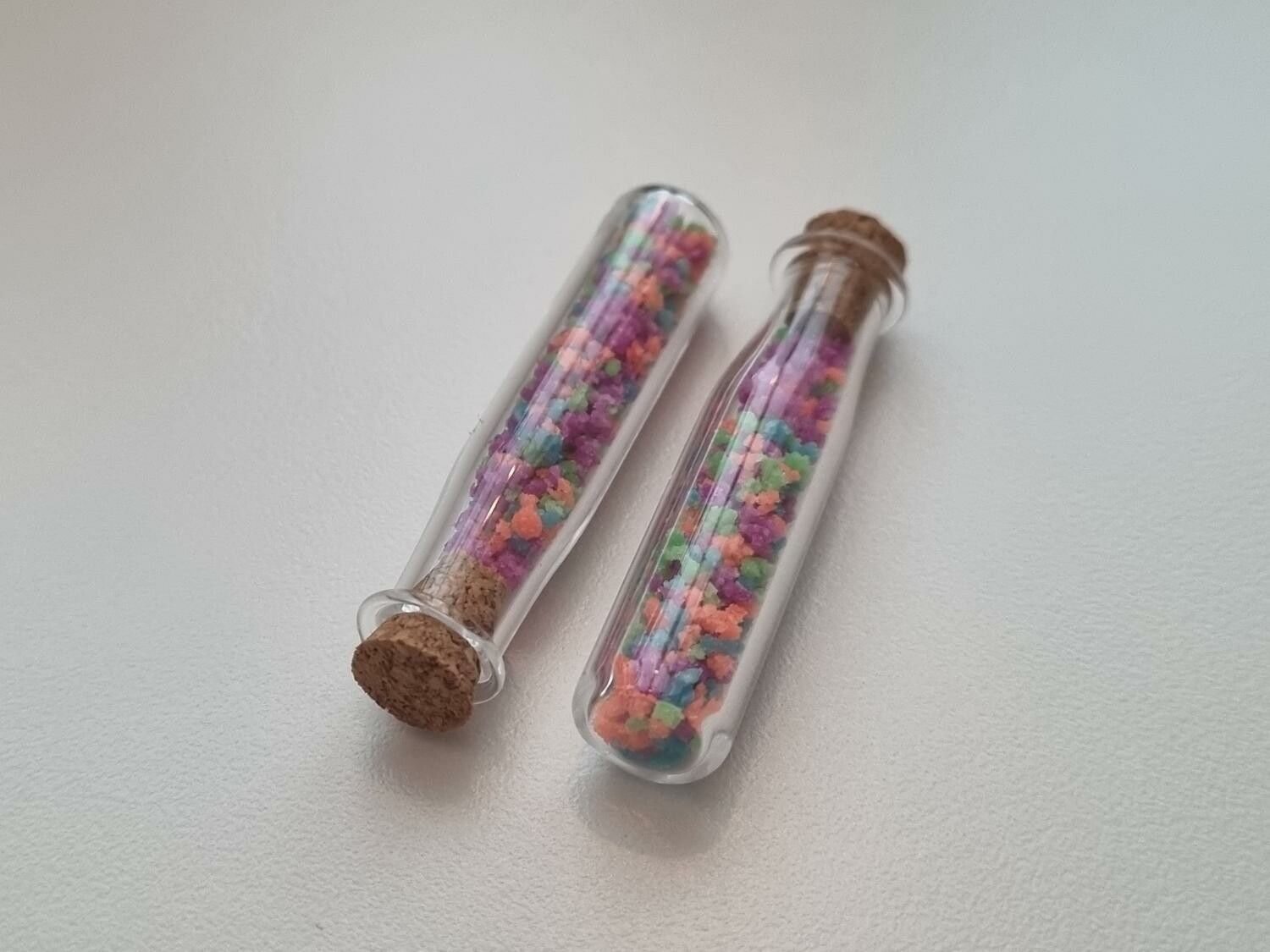 2 st små glasflaskor, flaskor med kork miniatyrer glasburkar