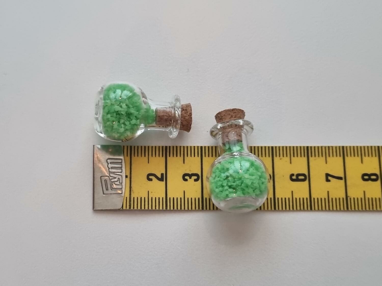 2 st små glasflaskor, flaskor med kork miniatyrer glasburkar