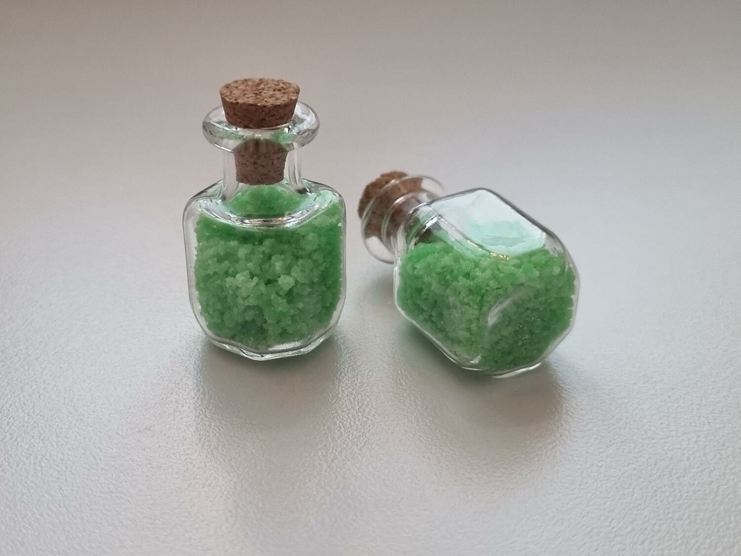 2 st små glasflaskor, flaskor med kork miniatyrer glasburkar
