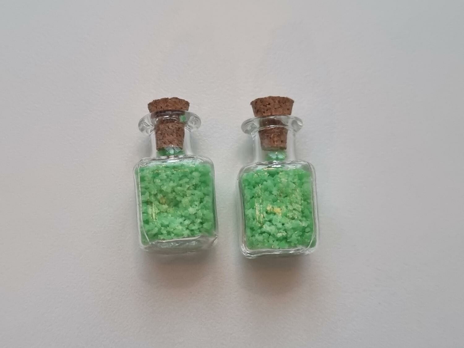 2 st små glasflaskor, flaskor med kork miniatyrer glasburkar