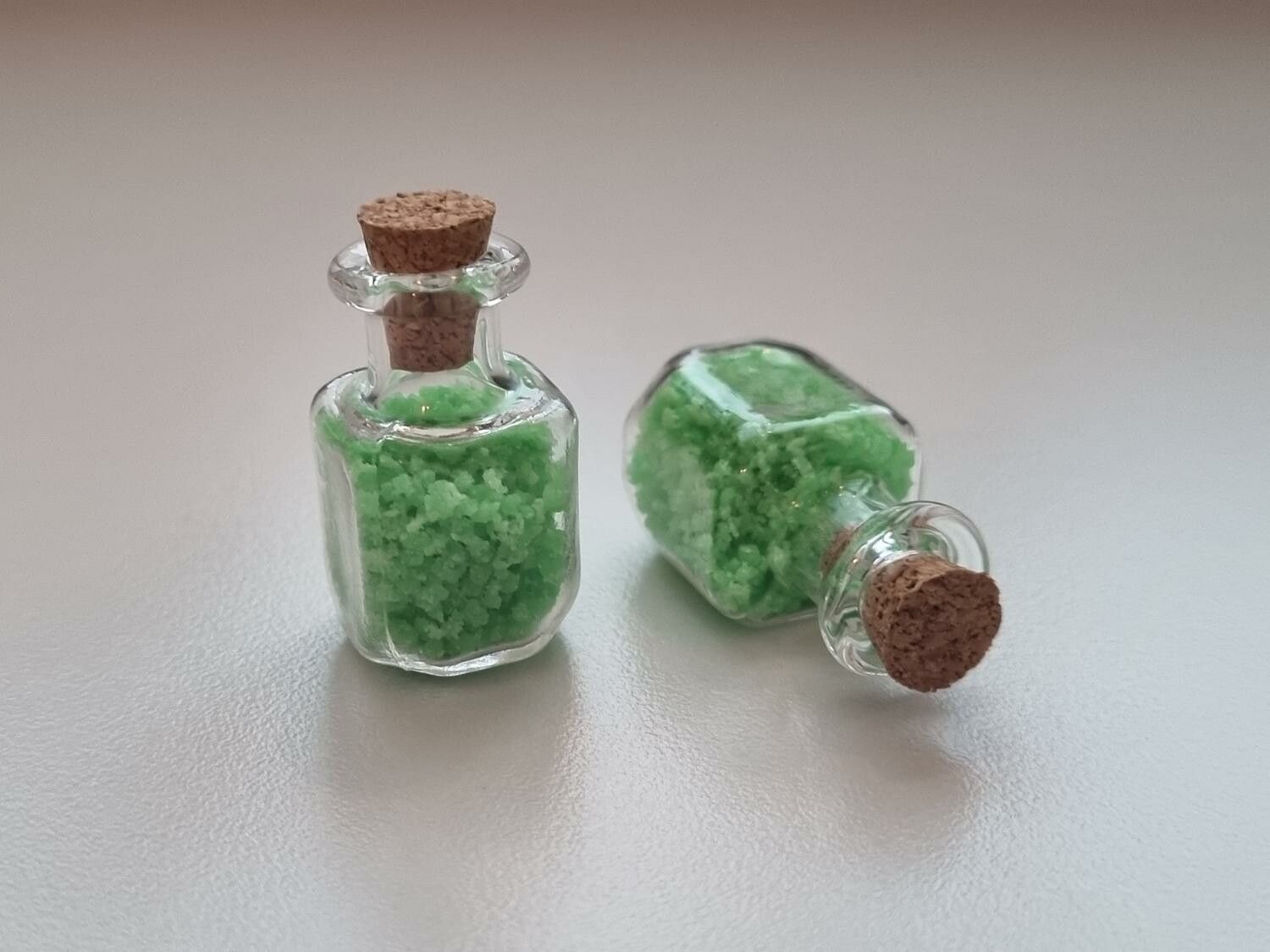 2 st små glasflaskor, flaskor med kork miniatyrer glasburkar