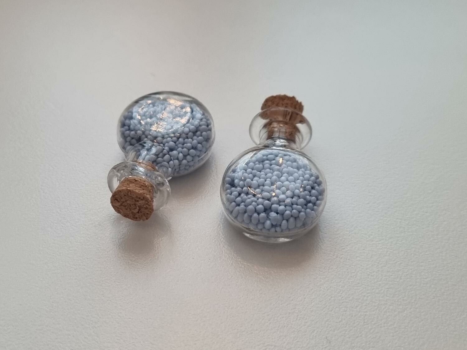2 st små glasflaskor, flaskor med kork miniatyrer glasburkar
