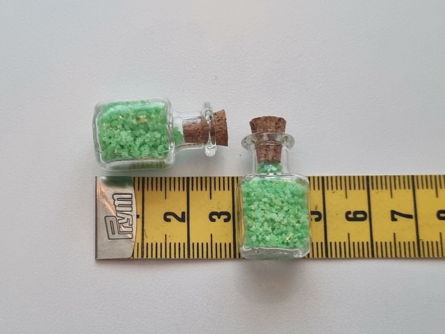 2 st små glasflaskor, flaskor med kork miniatyrer glasburkar