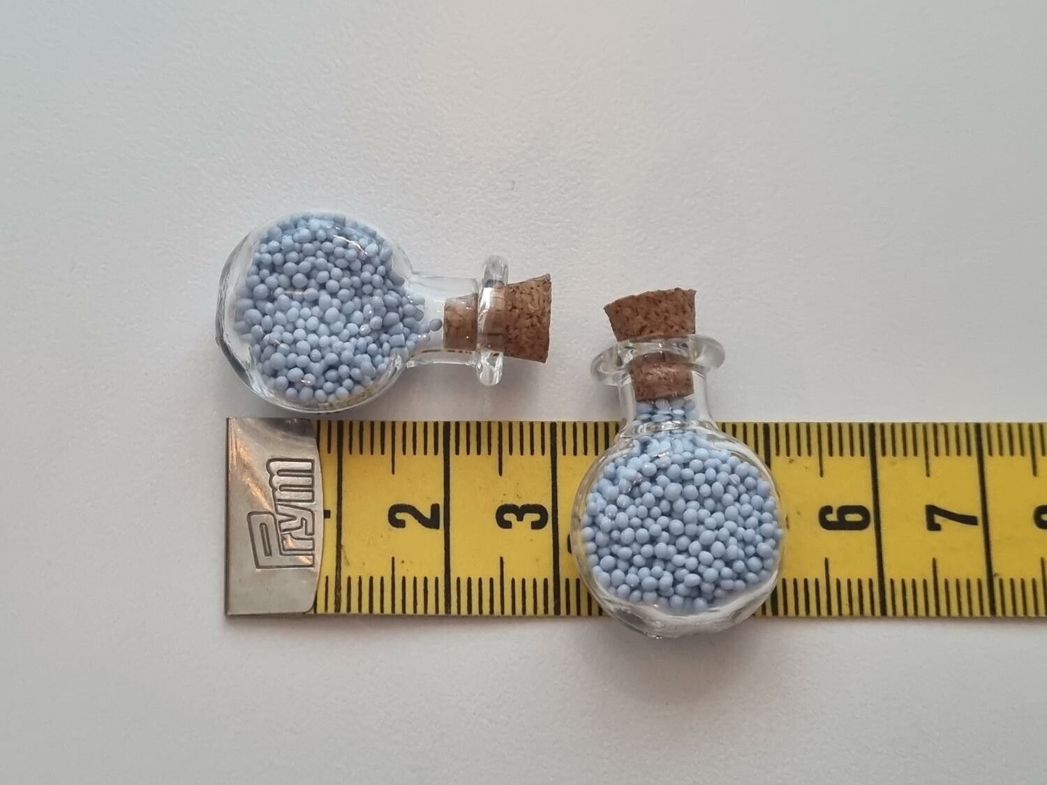 2 st små glasflaskor, flaskor med kork miniatyrer glasburkar