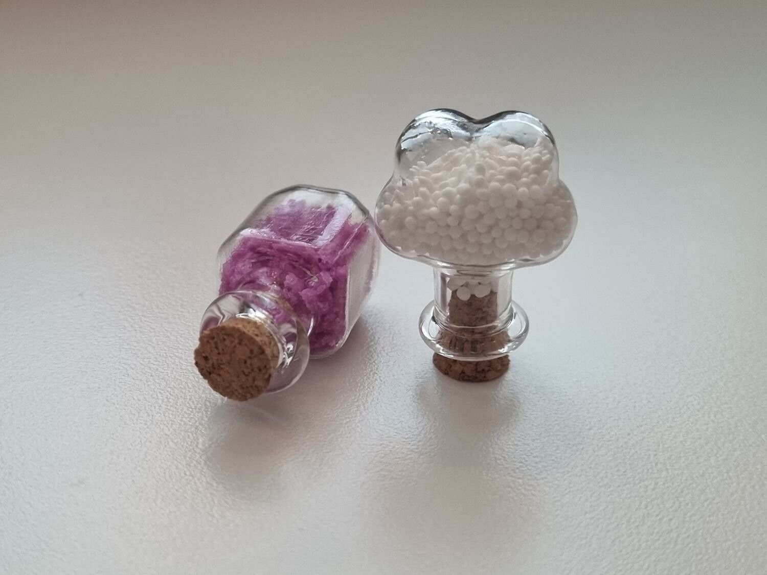 2 st små glasflaskor, flaskor med kork miniatyrer glasburkar