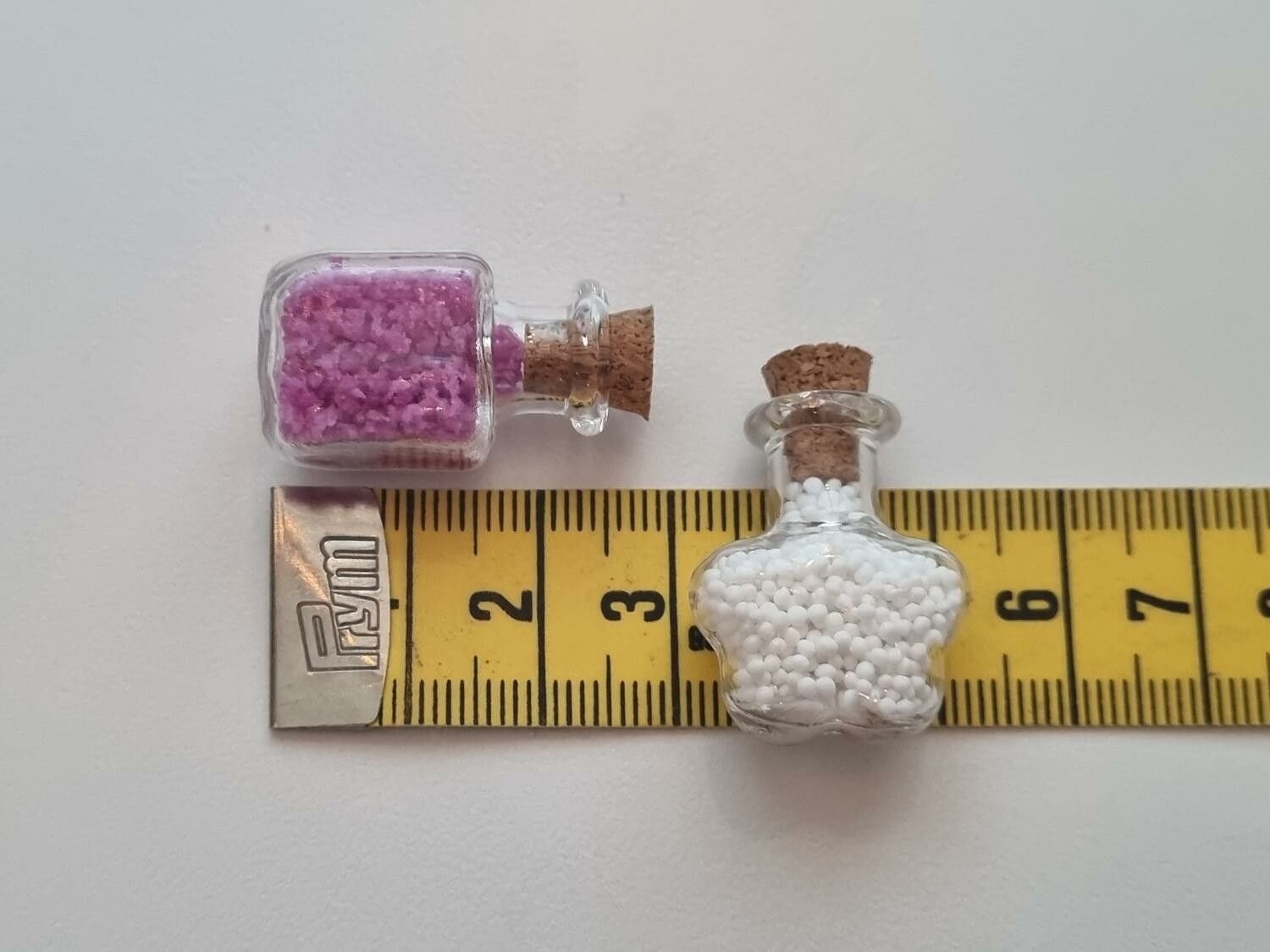 2 st små glasflaskor, flaskor med kork miniatyrer glasburkar