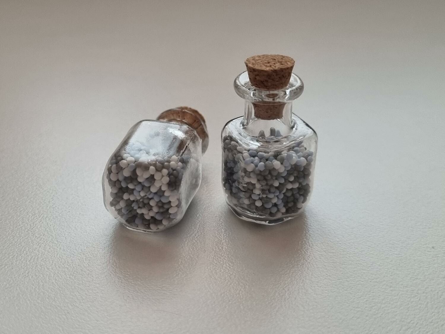 2 st små glasflaskor, flaskor med kork miniatyrer glasburkar