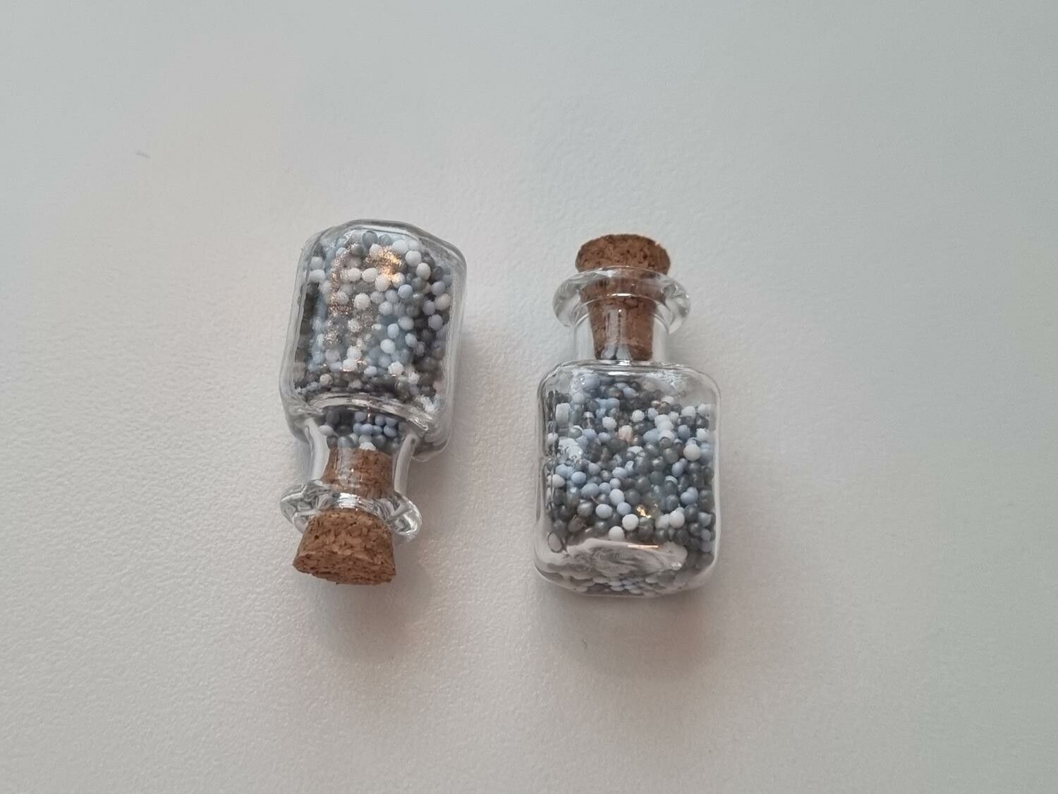 2 st små glasflaskor, flaskor med kork miniatyrer glasburkar