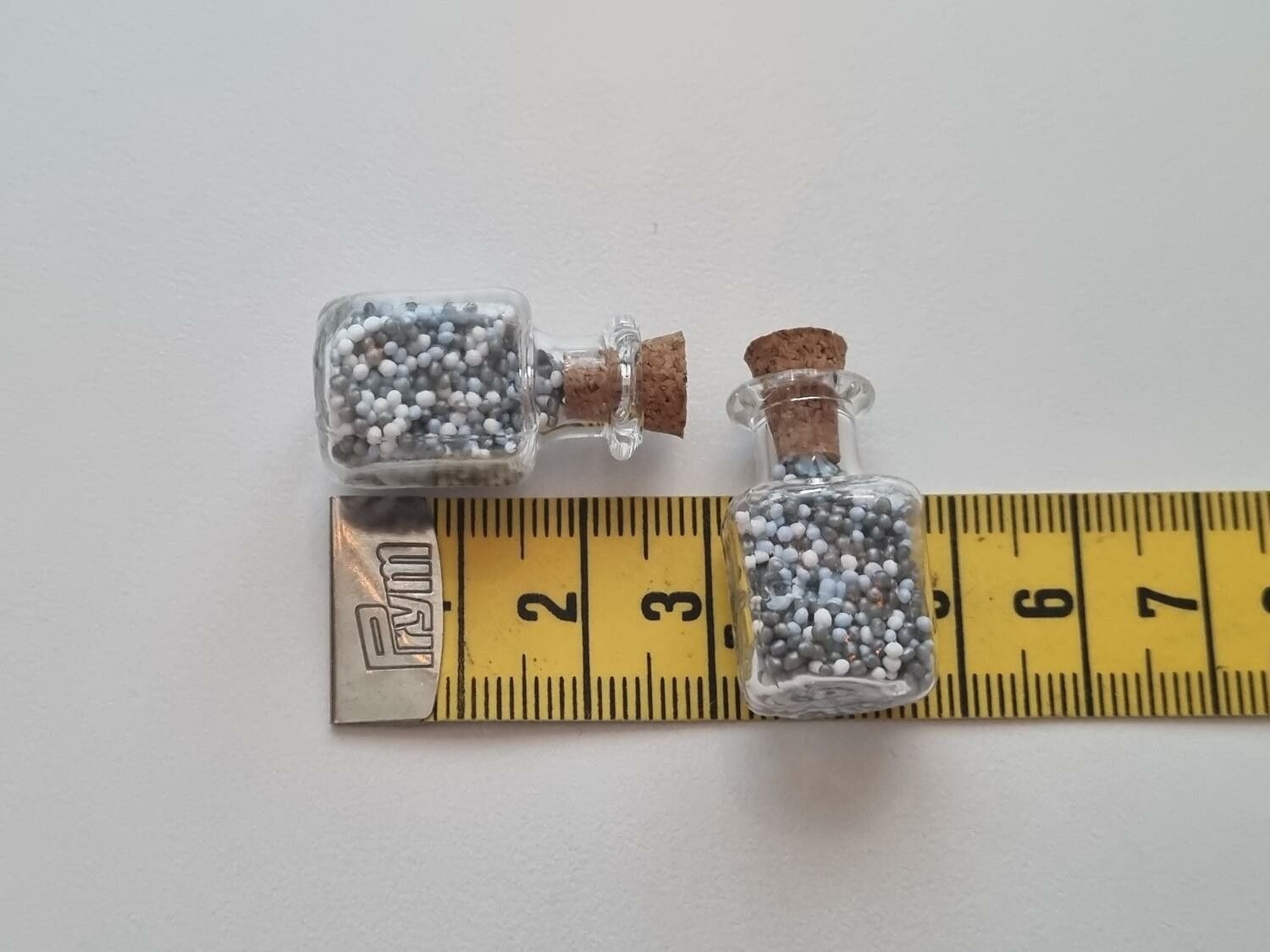 2 st små glasflaskor, flaskor med kork miniatyrer glasburkar