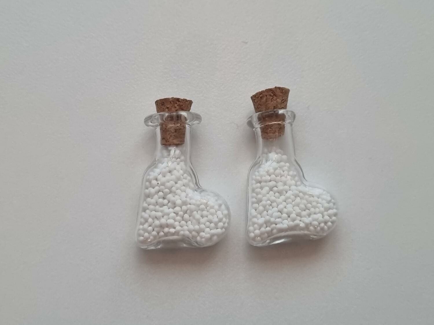 2 st fyllda glasflaskor, flaskor med kork miniatyrer glasburkar