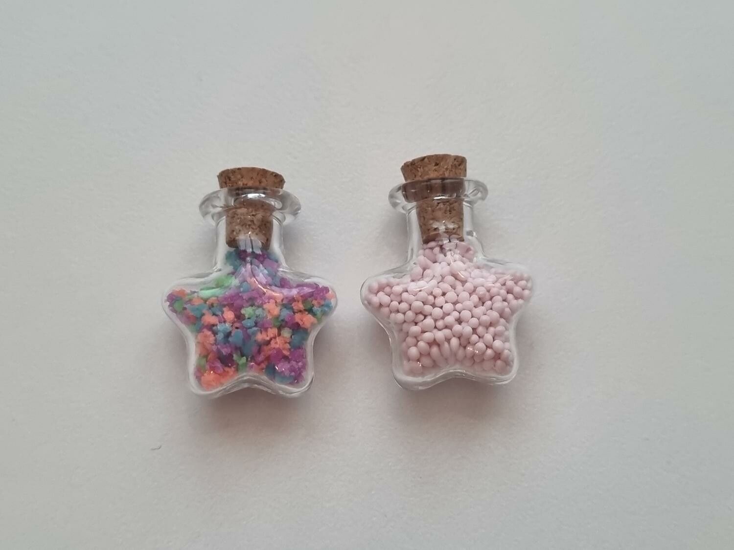 2 st små glasflaskor, flaskor med kork miniatyrer glasburkar