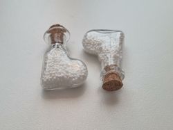 2 st fyllda glasflaskor, flaskor med kork miniatyrer glasburkar