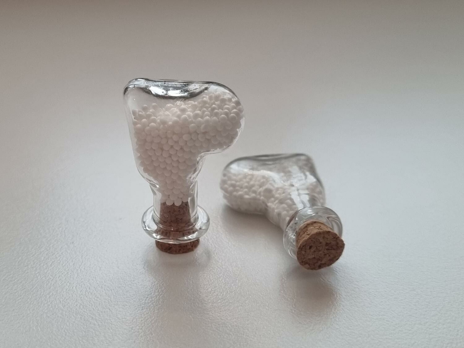 2 st fyllda glasflaskor, flaskor med kork miniatyrer glasburkar