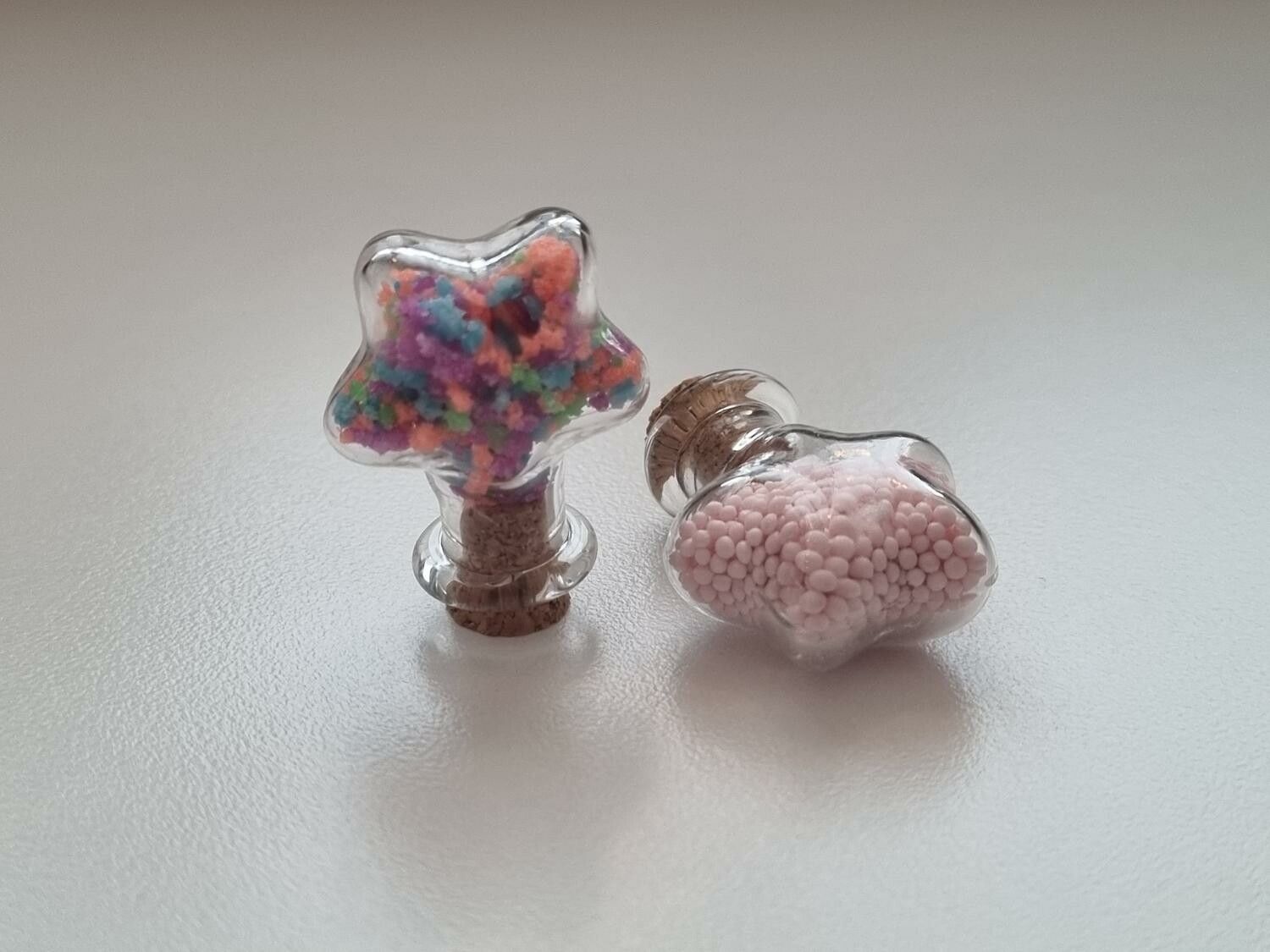 2 st små glasflaskor, flaskor med kork miniatyrer glasburkar