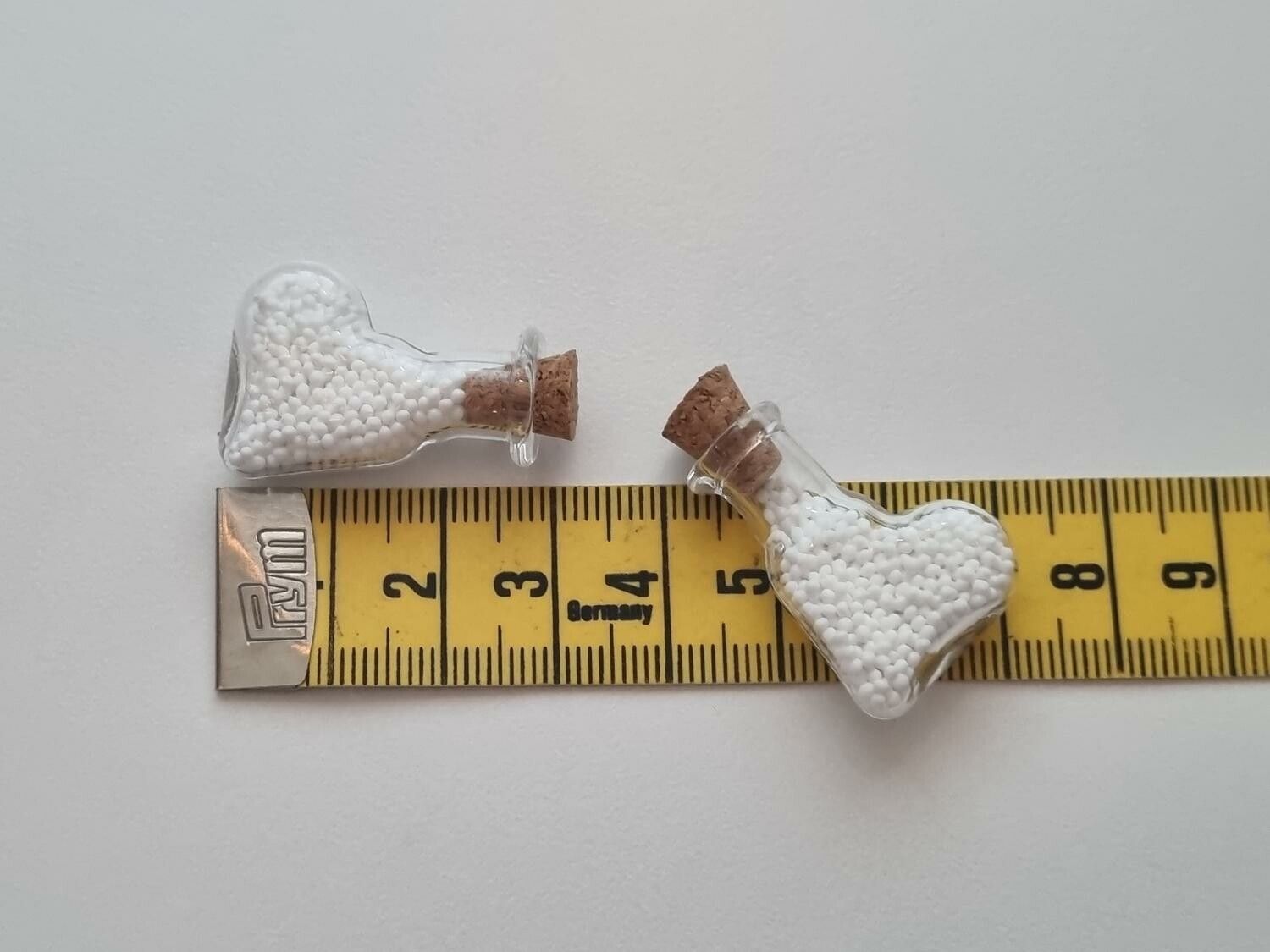 2 st fyllda glasflaskor, flaskor med kork miniatyrer glasburkar