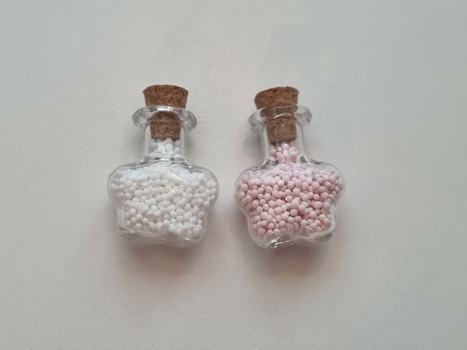 2 st små glasflaskor, flaskor med kork miniatyrer glasburkar
