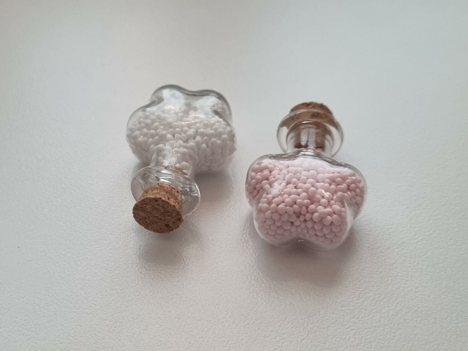 2 st små glasflaskor, flaskor med kork miniatyrer glasburkar