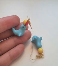 Ett par örhängen, säl med badboll