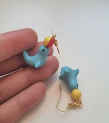 Ett par örhängen, säl med badboll