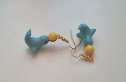 Ett par örhängen, säl med badboll