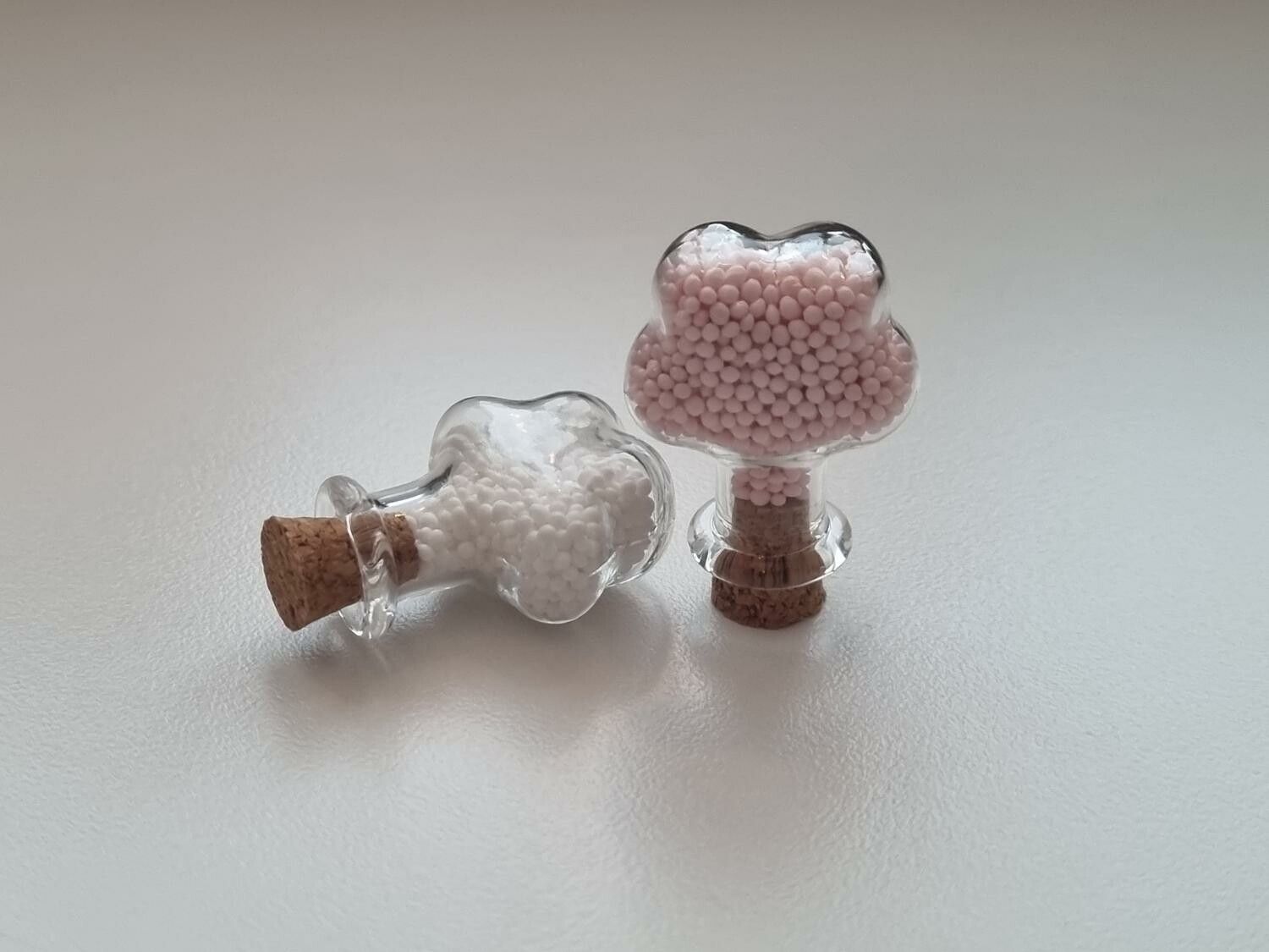 2 st små glasflaskor, flaskor med kork miniatyrer glasburkar