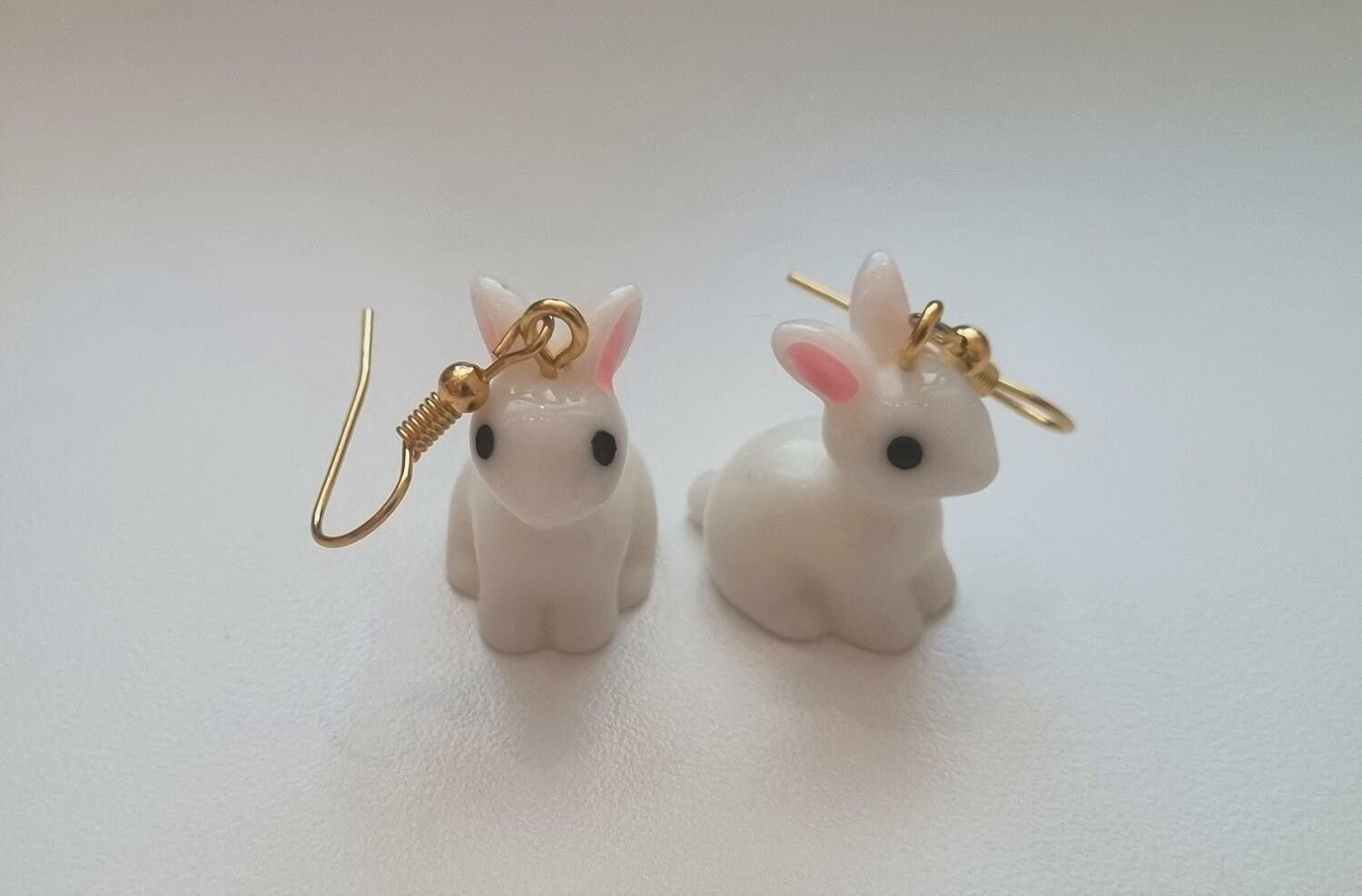 Ett par örhängen, Kanin i resin