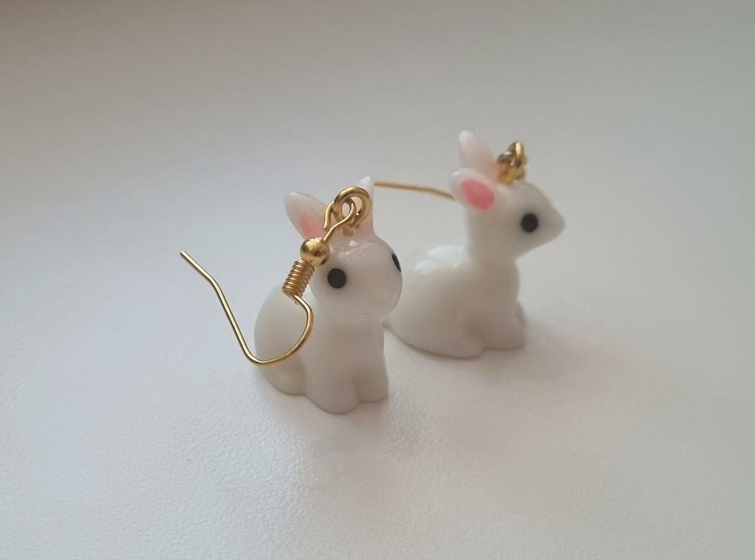Ett par örhängen, Kanin i resin