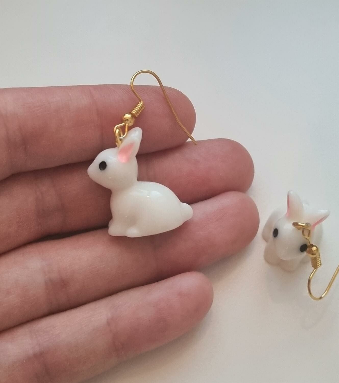 Ett par örhängen, Kanin i resin