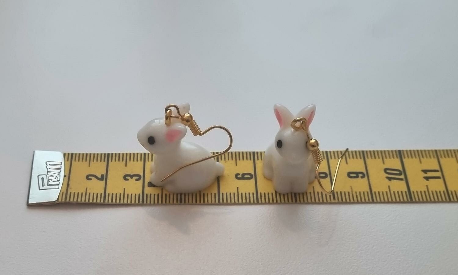 Ett par örhängen, Kanin i resin