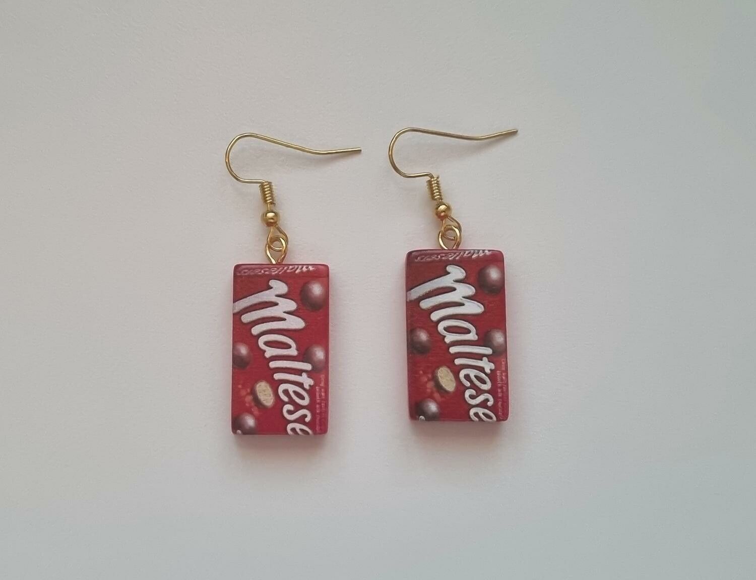 Ett par örhängen, godis i resin
