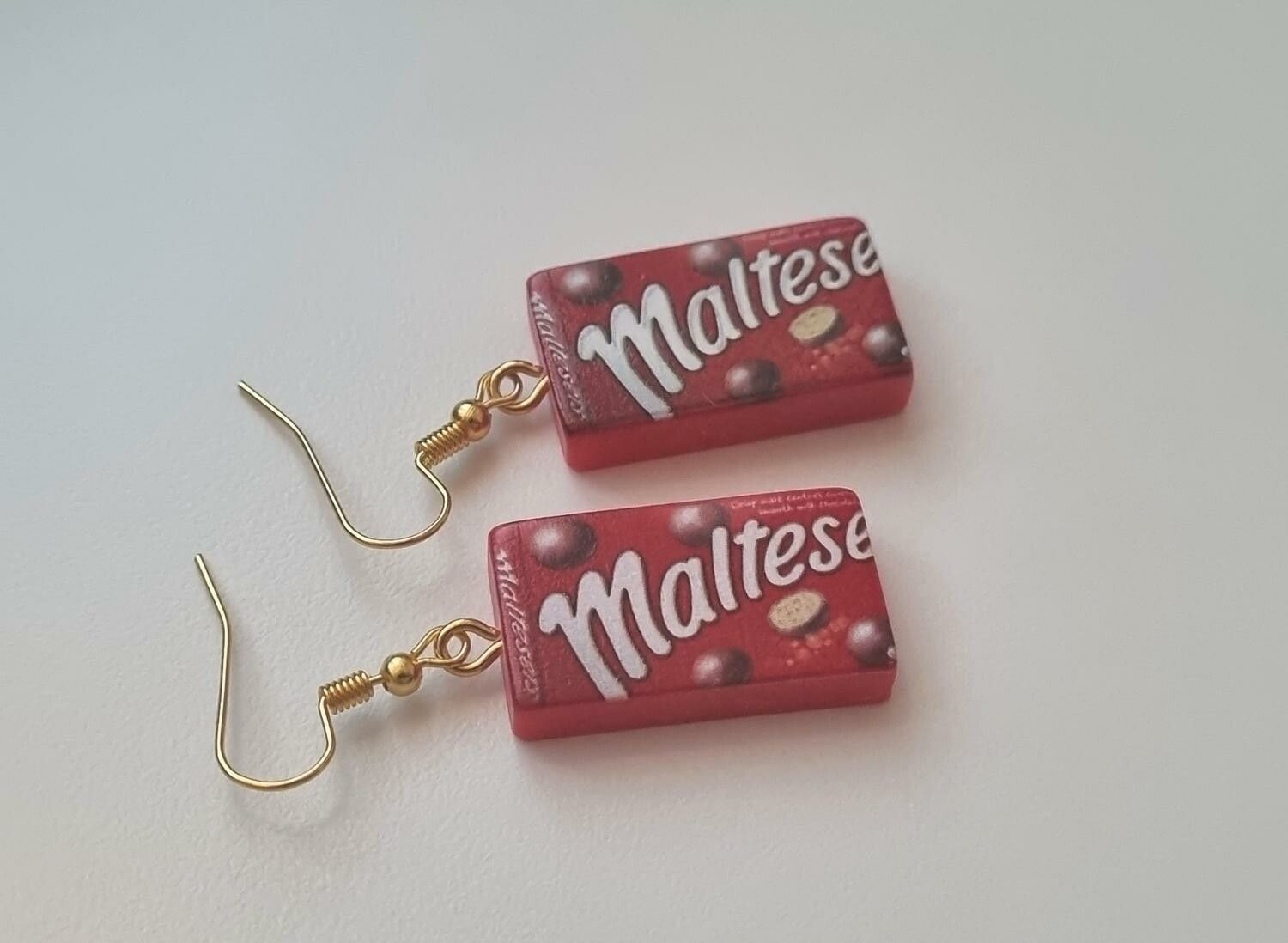 Ett par örhängen, godis i resin