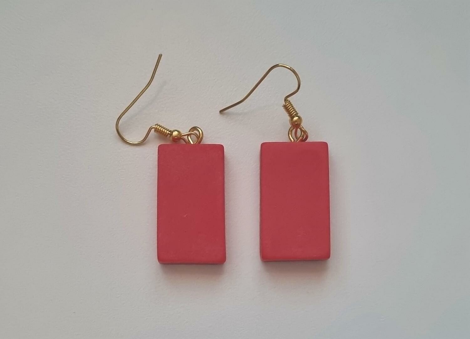 Ett par örhängen, godis i resin