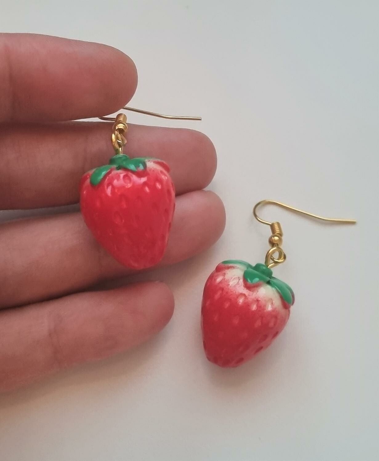 Ett par örhängen, Jordgubbar i resin