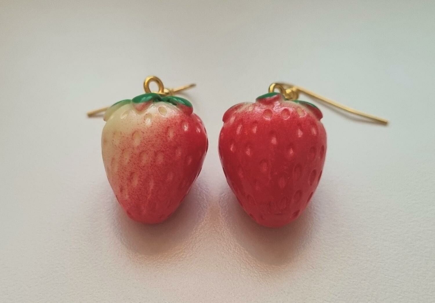 Ett par örhängen, Jordgubbar i resin