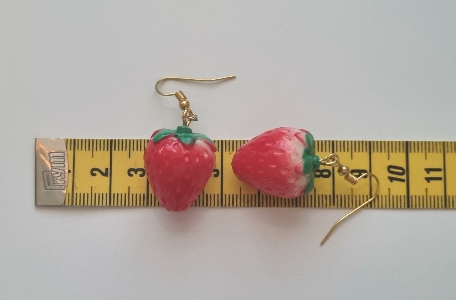 Ett par örhängen, Jordgubbar i resin