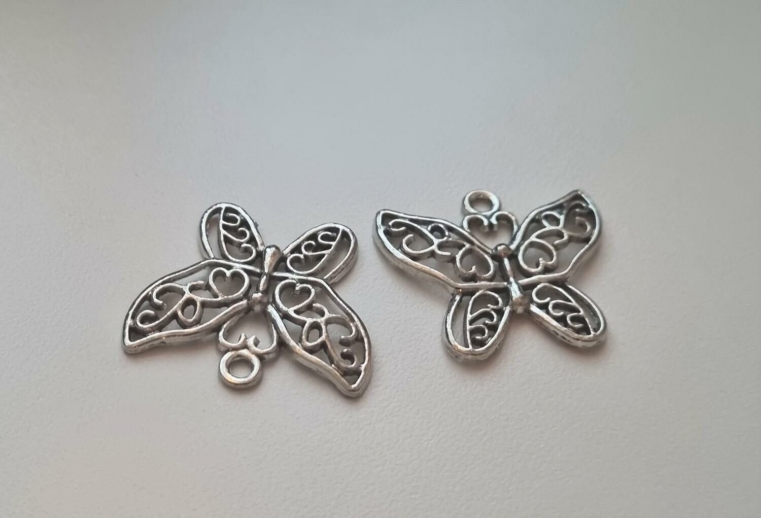 2 st fjärilar i antiksilverfärg, Hängen / berlocker