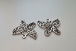 2 st fjärilar i antiksilverfärg, Hängen / berlocker
