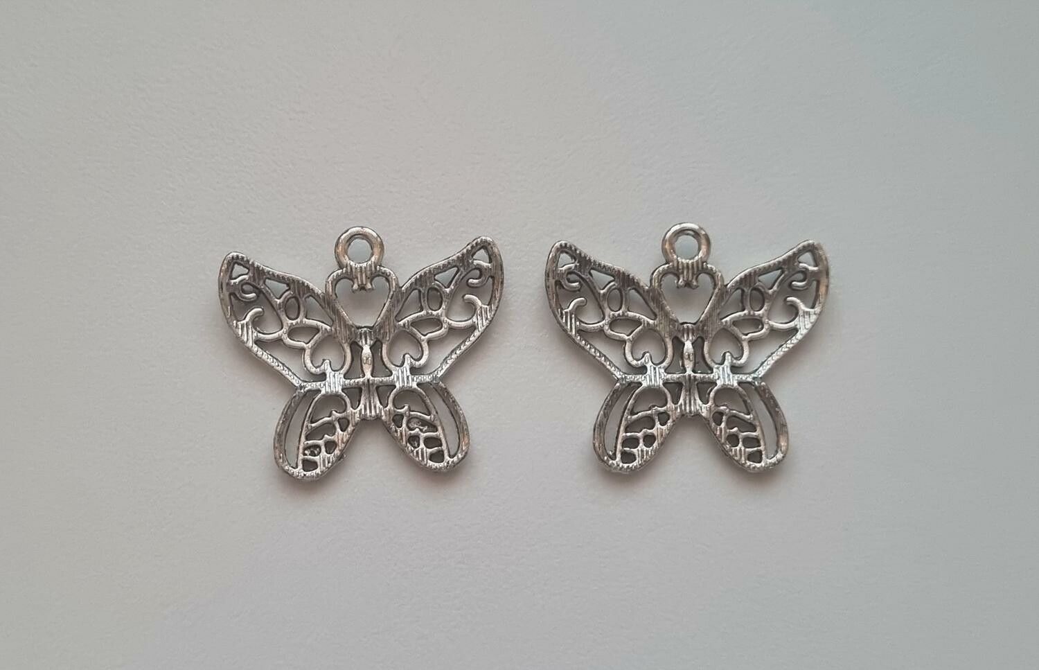 2 st fjärilar i antiksilverfärg, Hängen / berlocker