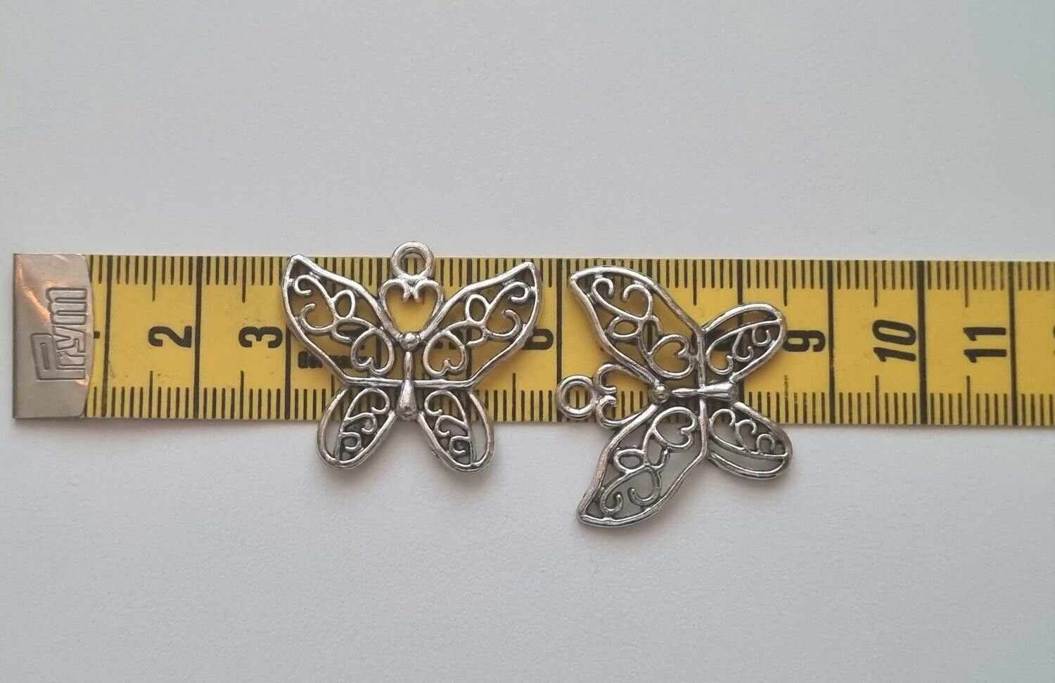 2 st fjärilar i antiksilverfärg, Hängen / berlocker