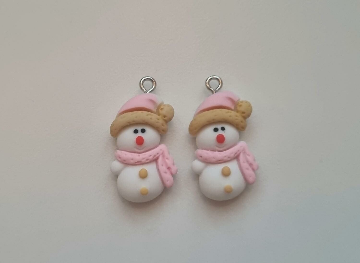 2 st söta snögubbar med mössa och halsduk. Berlocker hängen