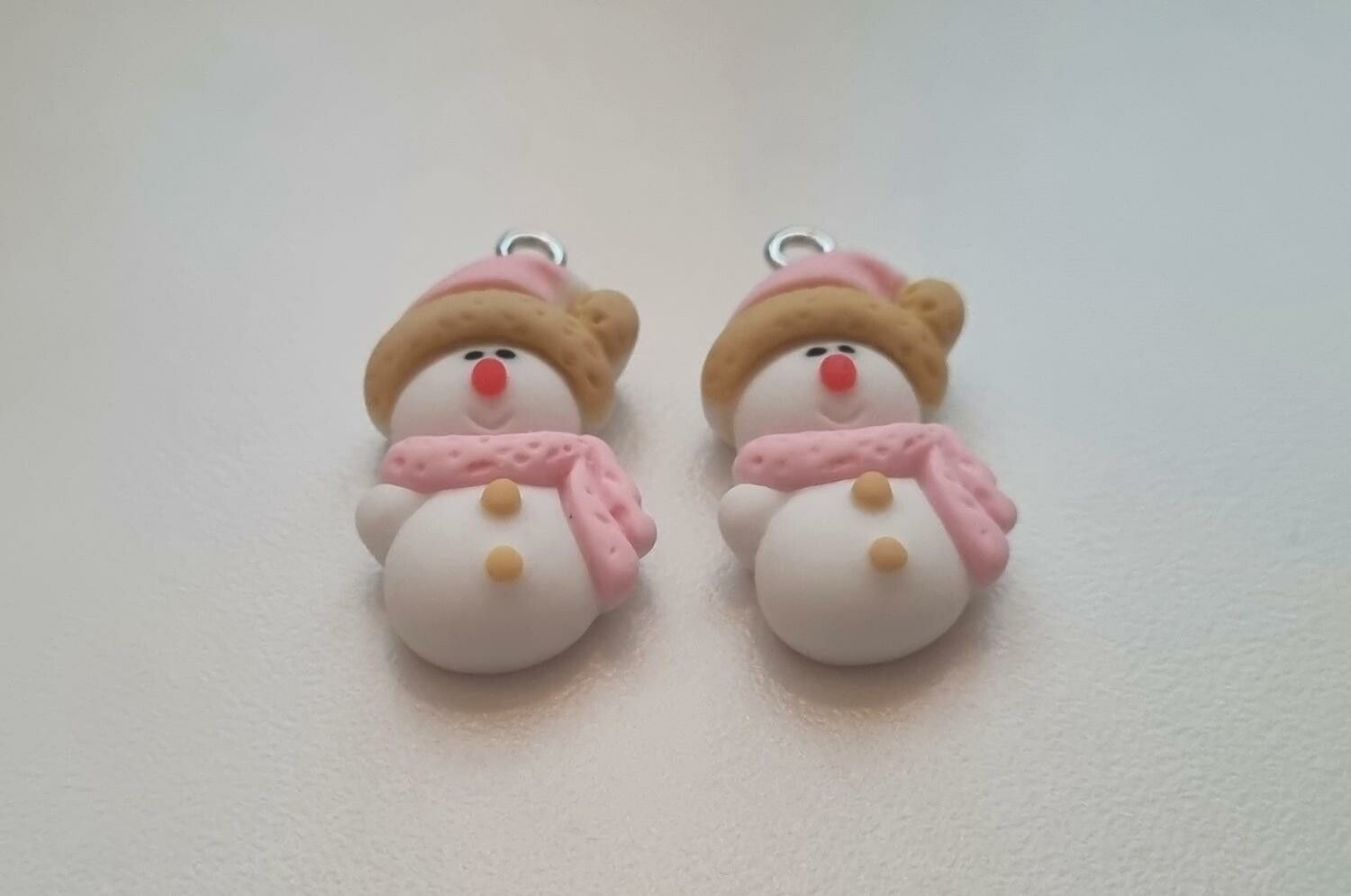 2 st söta snögubbar med mössa och halsduk. Berlocker hängen