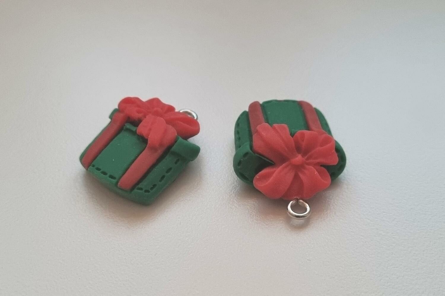 2 st söta julklappar / paket - Berlocker hängen