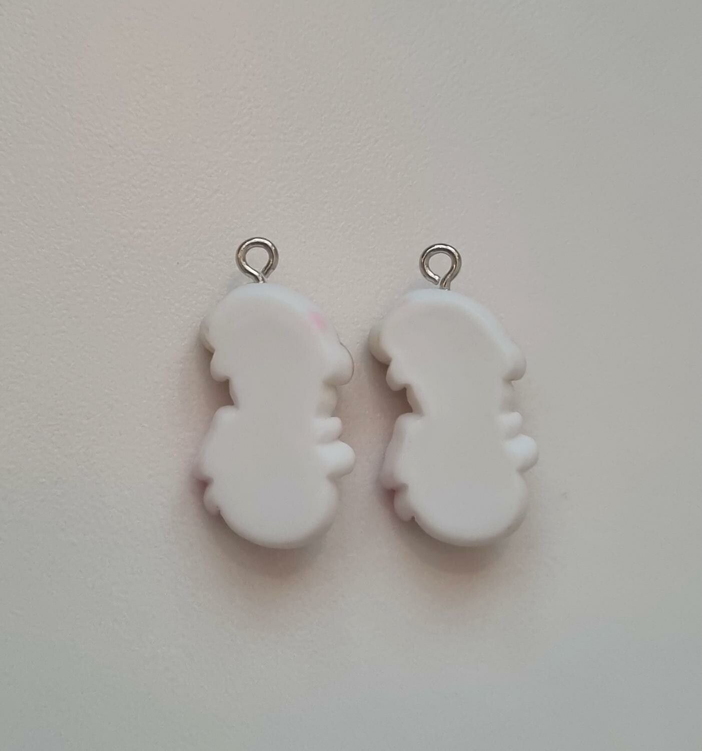2 st söta snögubbar med mössa och halsduk. Berlocker hängen