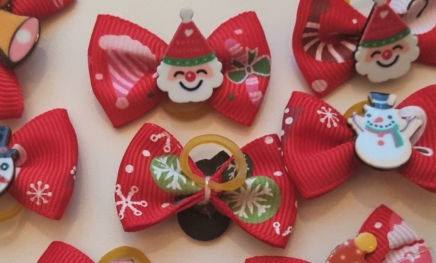 1 st röd rosett med jultema. Julrosett för hunden eller katten